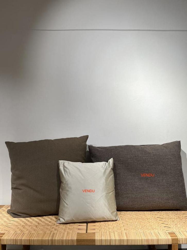 Kussen (merk onbekend), Huis en Inrichting, Woonaccessoires | Kussens, Zo goed als nieuw, Geel, Rechthoekig, Ophalen