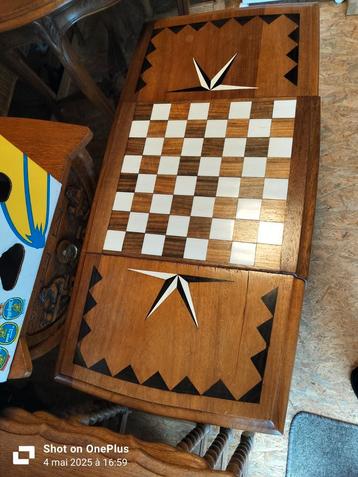 Ancienne table de jeux, Enlèvement