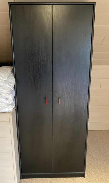 Hoge zwarte kast  beschikbaar voor biedingen