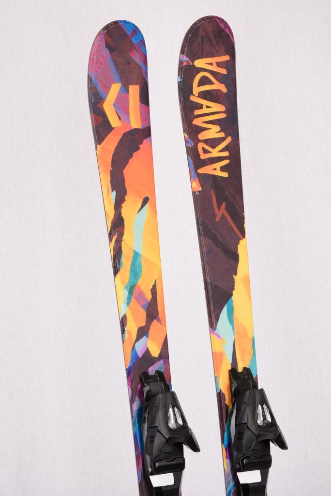 135 skis pour enfants ARMADA BANTAM J, Sports & Fitness, Ski & Ski de fond, Utilisé, Skis, Carving, 140 à 160 cm, Envoi