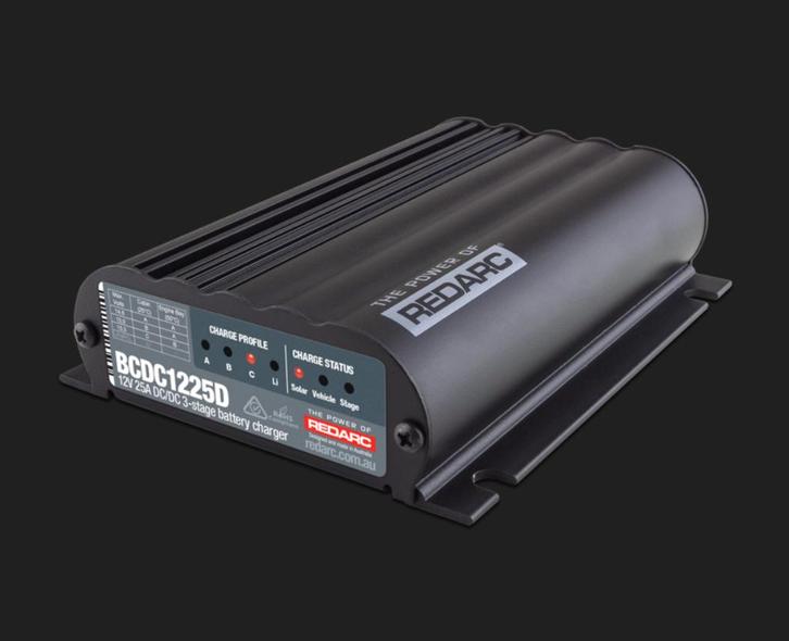 REDARC Dual Input 25A In-vehicle DC batterijlader, Caravans en Kamperen, Overige Caravans en Kamperen, Zo goed als nieuw, Ophalen of Verzenden