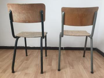 vintage massief houten stoelen in hun originele staat beschikbaar voor biedingen