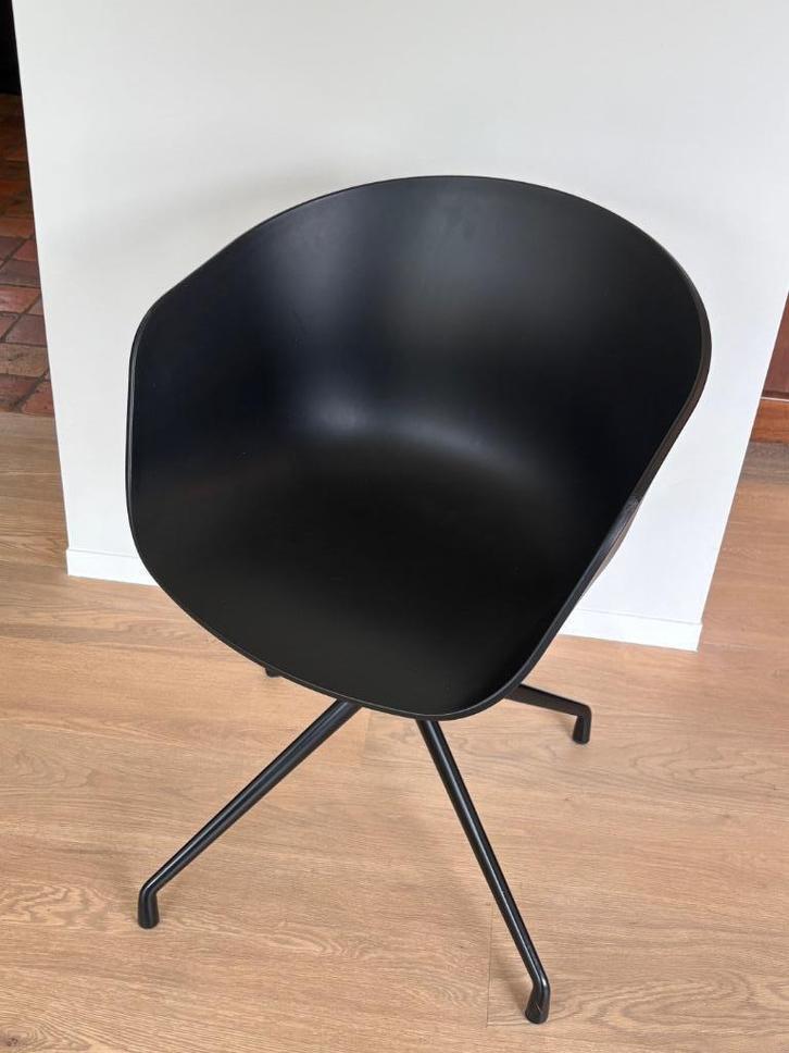 2 kuipstoelen HAY ‘About a chair’ AAC20 met lederen kussen, Huis en Inrichting, Stoelen, Zo goed als nieuw, Kunststof, Leer, Metaal