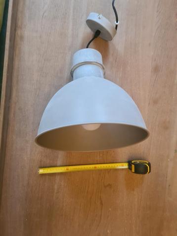 stijlvolle loft lamp in een chique grijsgroene tint beschikbaar voor biedingen