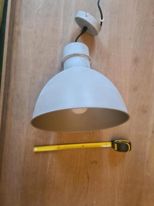 stijlvolle loft lamp in een chique grijsgroene tint, Huis en Inrichting, Lampen | Wandlampen, Zo goed als nieuw, Hout, Ophalen of Verzenden