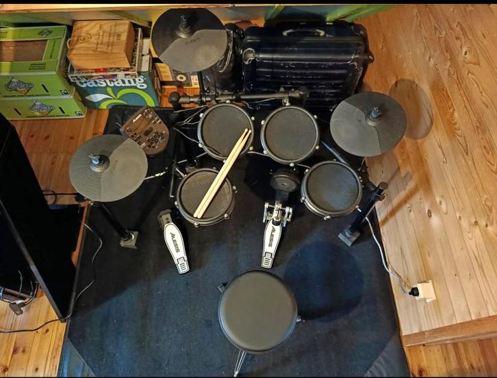 Batterie Électronique Alesis Nitro Mesh – Avec accessoires, Musique & Instruments, Batteries & Percussions, Comme neuf, Électronique