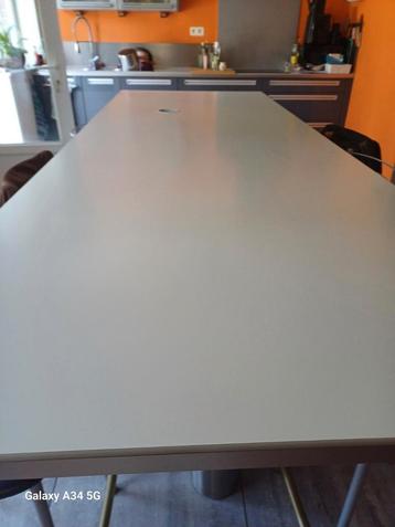 Table / plan de travail blanc et bord en inox avec pied, Enlèvement, Utilisé