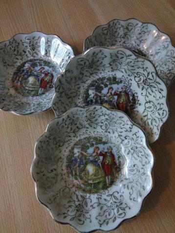 5 porceleinen schaaltjes beschikbaar voor biedingen