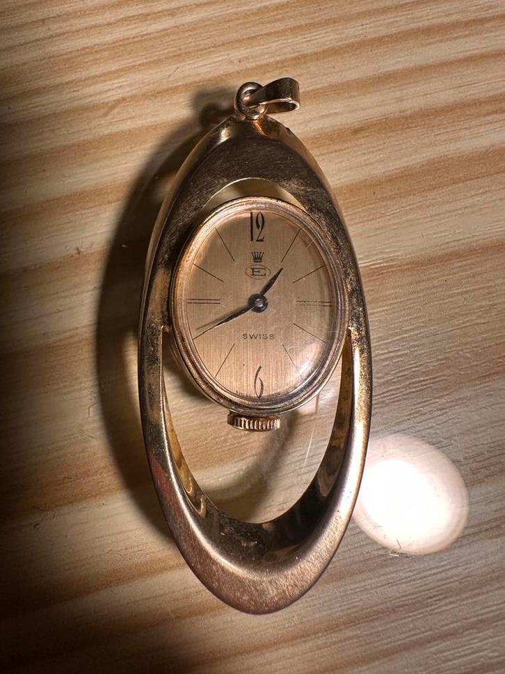 Antieke vergulde Zwitserse horlogehanger, jaar 70, Handtassen en Accessoires, Kettinghangers, Gebruikt, Goud, Goud, Ophalen of Verzenden