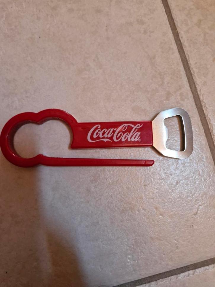 rode plastic Coca-Cola flesopener, Verzamelen, Biermerken, Nieuw, Flesopener, Overige merken, Ophalen of Verzenden