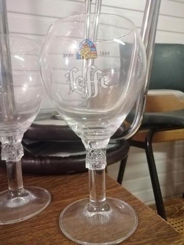 2 Leffe glazen 25cl. 1 leffe glas 20cl. disponible aux enchères