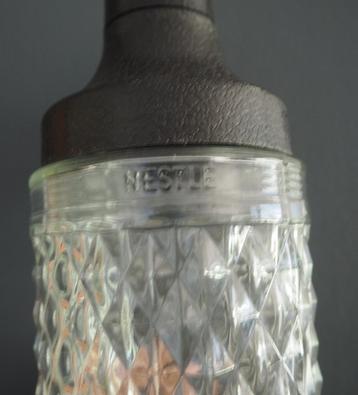 Vintage glazen shaker van Nestle... beschikbaar voor biedingen