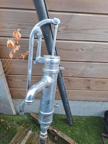 Vintage manuele handwaterpomp beschikbaar voor biedingen