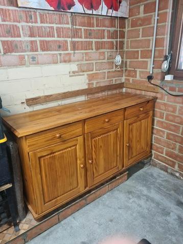 Houten dressoir beschikbaar voor biedingen