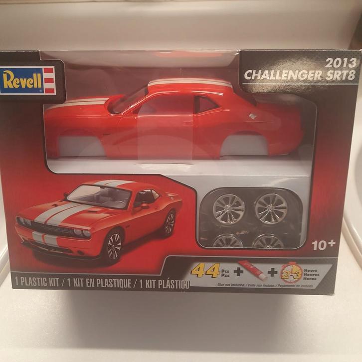 REVELL kit 1/25 DODGE CHALLENGER SRT 8*2013*RED*MIB*NEW*, Hobby en Vrije tijd, Modelbouw | Auto's en Voertuigen, Nieuw, Auto, Groter dan 1:32