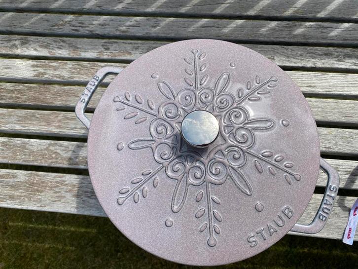 New Staub Flocon Marmite 24 cm en fleur de cerisier, Maison & Meubles, Cuisine | Casseroles & Poêles, Neuf, Poêle à frire ou Sauteuse