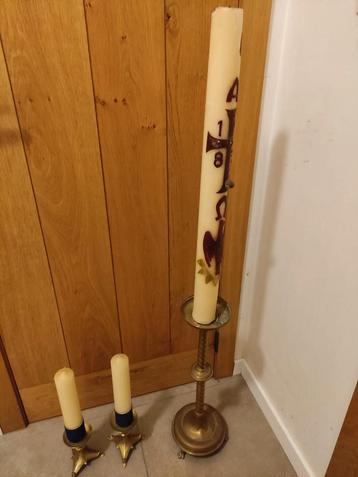 Hoge Kerk kandelaar met hoge geboortekaars beschikbaar voor biedingen