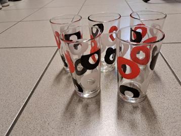 5 glazen met zwart-rood motief beschikbaar voor biedingen