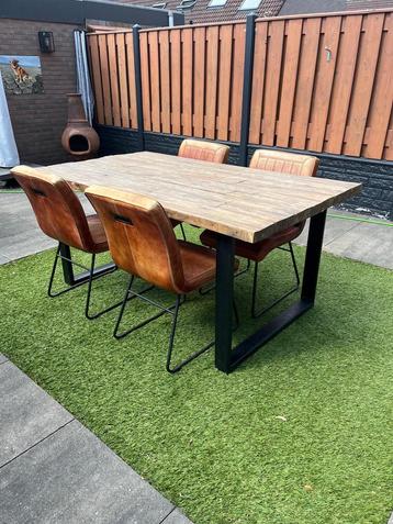 Mooie Vol Houten Eettafel Met 4 Stoelen! beschikbaar voor biedingen