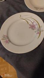 Assiettes courbes et plates en porcelaine.