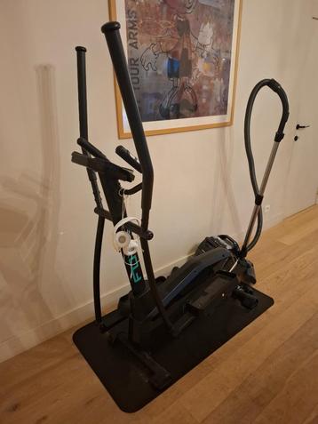 Crosstrainer met beschermmat beschikbaar voor biedingen
