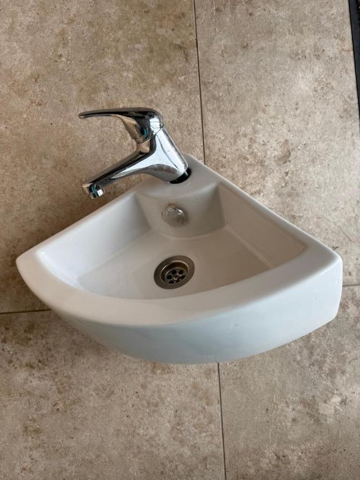 Lavabo blanc en angle et sa robinetterie - sanitaire, Doe-het-zelf en Bouw, Sanitair, Nieuw, Wastafel, Ophalen