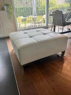 Grote pouf/salontafel in wit leder, Huis en Inrichting, Ophalen, Gebruikt, 125 tot 150 cm, Metaal