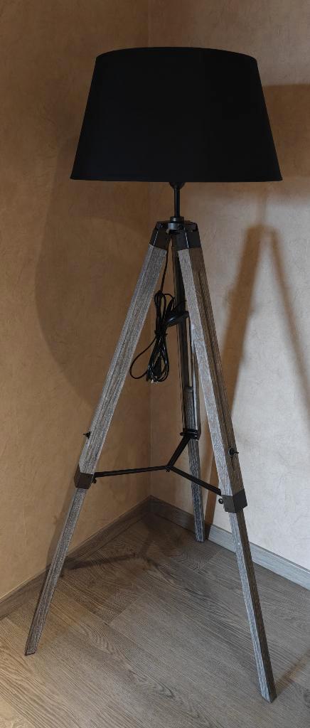 Nieuw: driepoot vloer-staanlamp incl. zwarte lampenkap, Maison & Meubles, Lampes | Lampadaires, Neuf, 100 à 150 cm, Bois, Synthétique