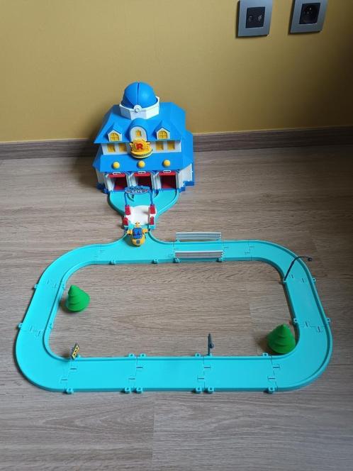 Poli huis en racebaan in goede staat, Kinderen en Baby's, Speelgoed | Racebanen, Zo goed als nieuw, Racebaan, Handmatig, Overige merken