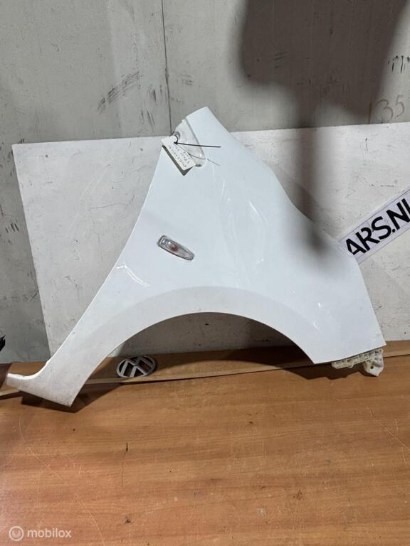 Rechter voorscherm wit Mitsubishi Space Star II ('13-'18), Auto-onderdelen, Carrosserie, Mitsubishi, Gebruikt, Ophalen of Verzenden