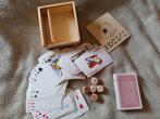 2x speelkaarten 1 nieuw 5 dobbelstenen in houten doos, Enlèvement ou Envoi, Neuf, Carte(s) à jouer