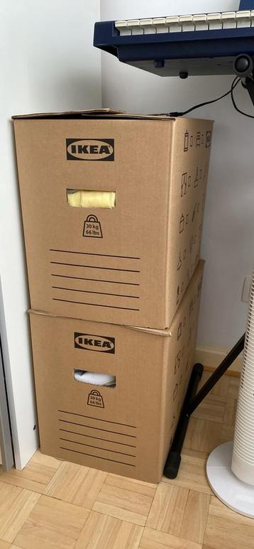 Dozen vol met kleren beschikbaar voor biedingen