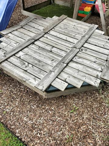 houten zandbak beschikbaar voor biedingen