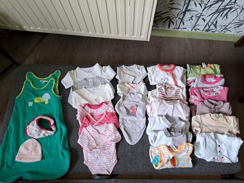 Lot 29 vêtements bébé fille  0 à 1 mois, Kinderen en Baby's, Babykleding | Baby-kledingpakketten, Ophalen of Verzenden