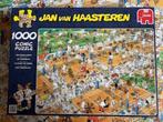 Puzzel Jan Van Haasteren 1000 stukjes DE TENNISBAAN, Comme neuf, 500 à 1500 pièces, Puzzle, Enlèvement