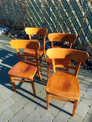 Vier oude honingkleurige houten bentwood stoelen