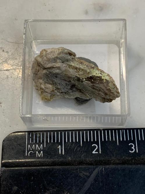 Minerai uranifère francais St Justin Gers collector 5,6g, Collections, Minéraux & Fossiles, Minéral, Enlèvement ou Envoi