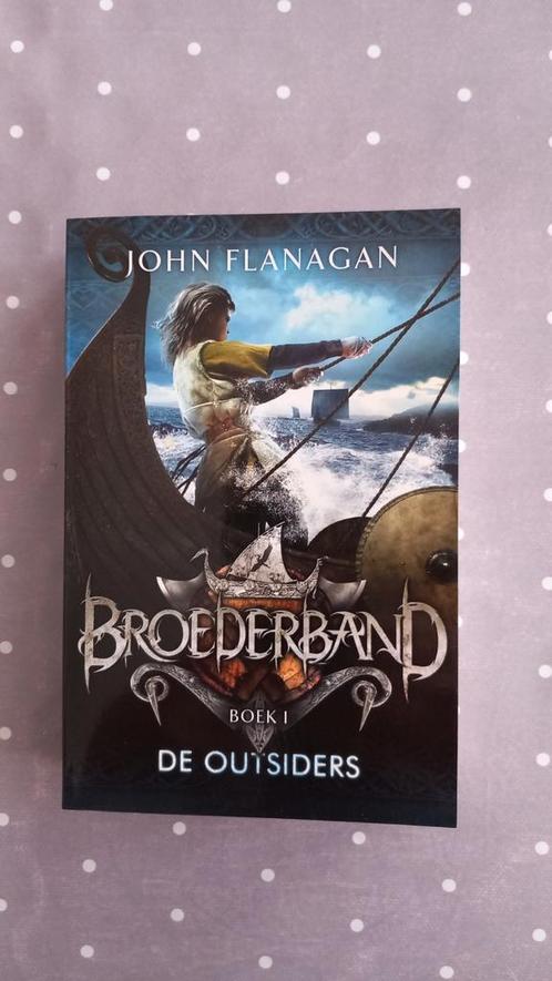 John Flanagan - De outsiders, Boeken, Kinderboeken | Jeugd | 10 tot 12 jaar, Nieuw, Ophalen of Verzenden