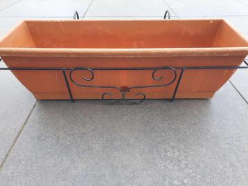 1x plastiek bloembak L59,5 x B20 x H 18cm + bloembakhouder beschikbaar voor biedingen