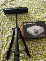 Projector 7000 lumen met tripod, Audio, Tv en Foto, Beamers, Ophalen, Zo goed als nieuw