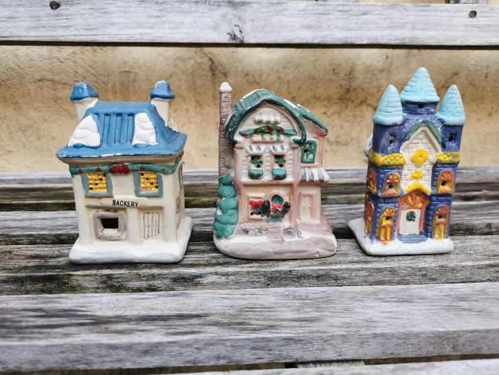 Kerstdorp huisjes 3 kersthuisjes keramiek. Prijs/set., Diversen, Kerst, Zo goed als nieuw, Ophalen of Verzenden