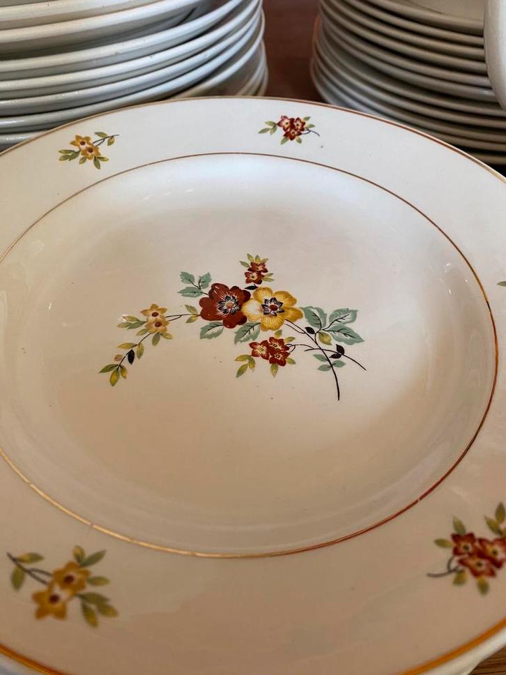 Eetservies Boch bloemen en gouden randje, Antiek en Kunst, Antiek | Servies compleet, Ophalen of Verzenden