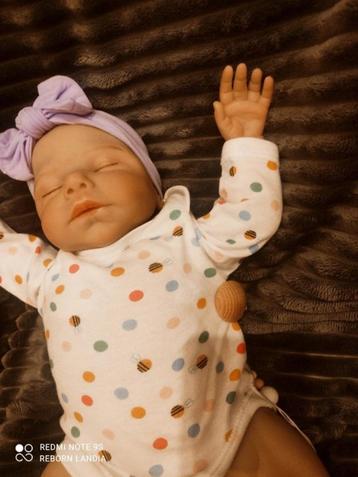 Realistische Reborn Babypop met fopspeen. 2,1 kg beschikbaar voor biedingen