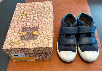 Schoenen Stones en Bones blauw groen fluo, Kinderen en Baby's, Ophalen, Zo goed als nieuw