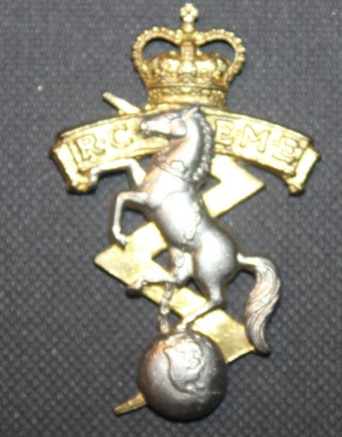 Badge met pet Royal Canadian Electrical and Mechanical Engin, Verzamelen, Militaria | Algemeen, Landmacht, Embleem of Badge, Ophalen of Verzenden