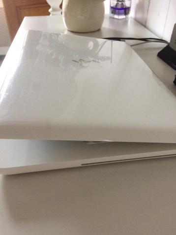 Macbook 13 Inch White. beschikbaar voor biedingen