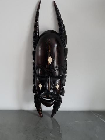 Afrikaans masker in ebbenhout met ingelegd been beschikbaar voor biedingen