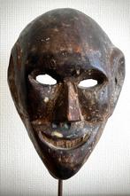 Antiek masker Himalaya regio, Ophalen