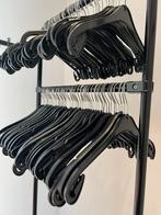 25 Kunststof kledinghangers Zwart, Ophalen of Verzenden, Zo goed als nieuw, Kunststof