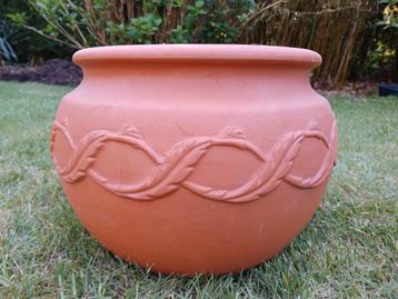 Ronde bloempot terracotta beschikbaar voor biedingen